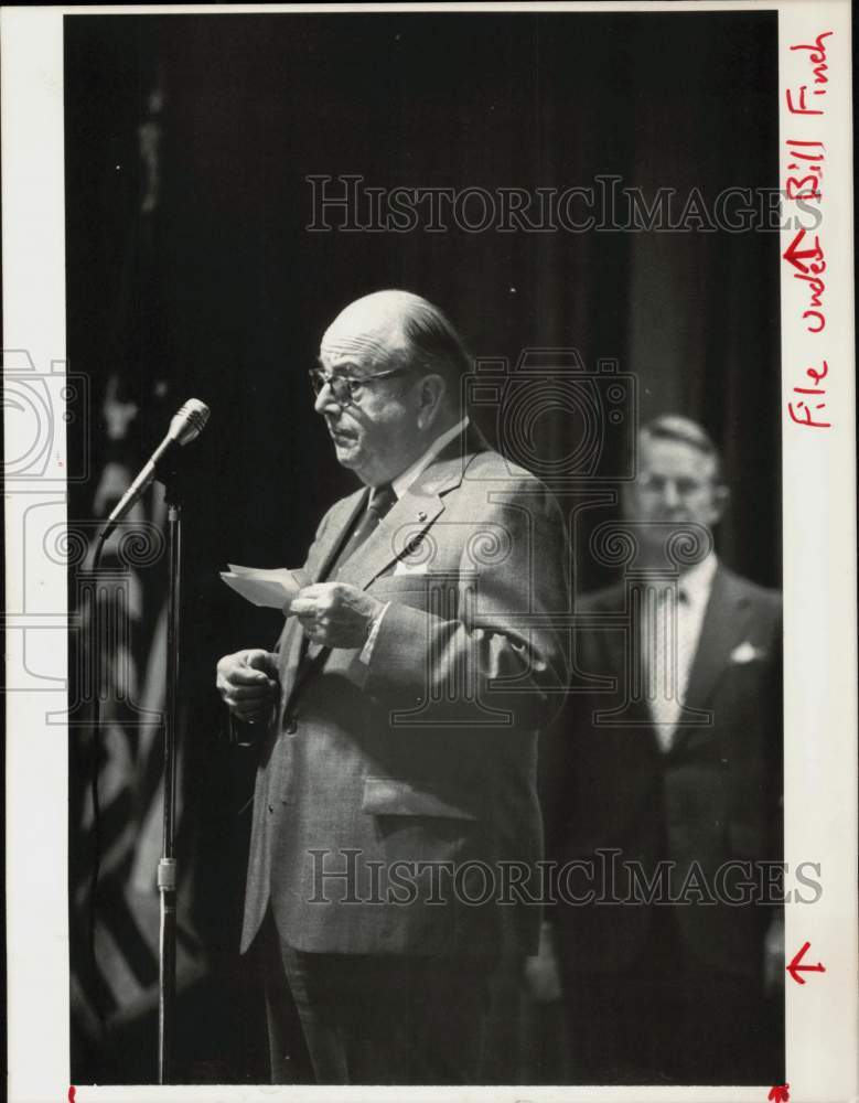 Press Photo Bill Finch speaks during Antique Show at Old Greenwich Civic Center- Historic Images