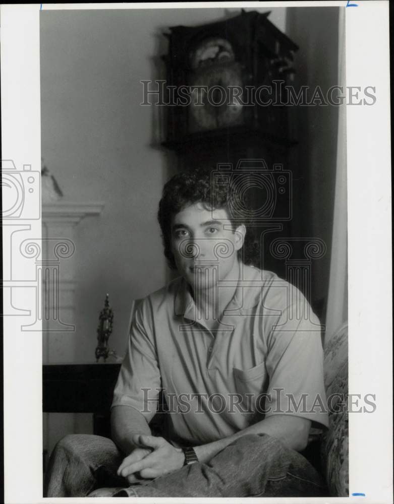 1990 Press Photo Roy Stewart of Greenwich, author of a mystery screenplay- Historic Images