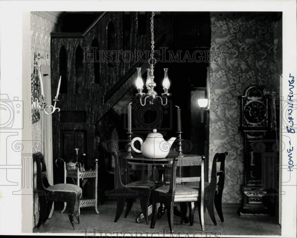 Press Photo Close-up view of the first floor dining room of a dollhouse- Historic Images