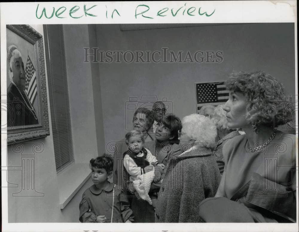 1990 Press Photo Josephine Evaristo&#39;s family looks at her portrait in Town Hall- Historic Images