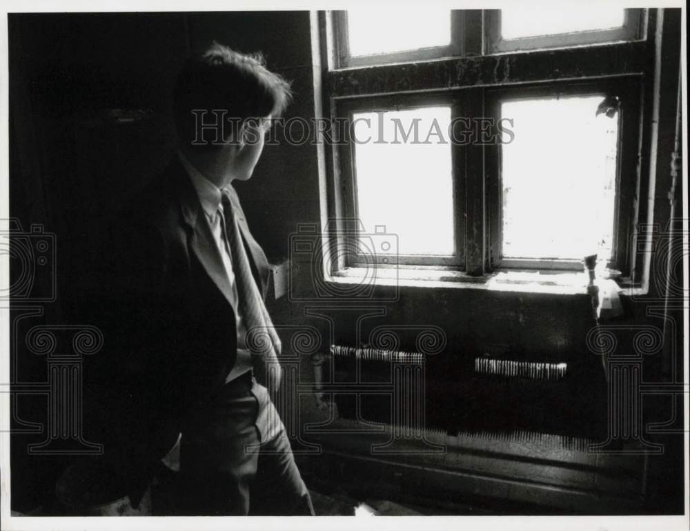 1989 Press Photo Paul Hicks inspects recent vandalism at Cos Cob Power Plant- Historic Images