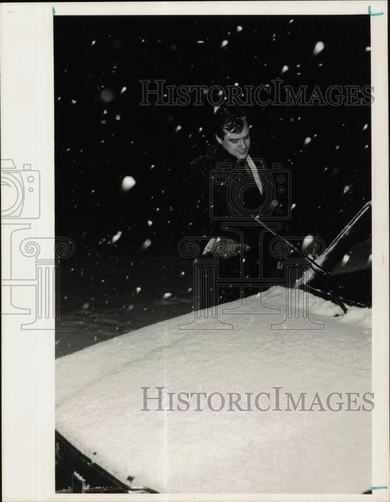 1987 Press Photo Dave Durbin cleans snow off his car in Greenwich - ctga07491- Historic Images