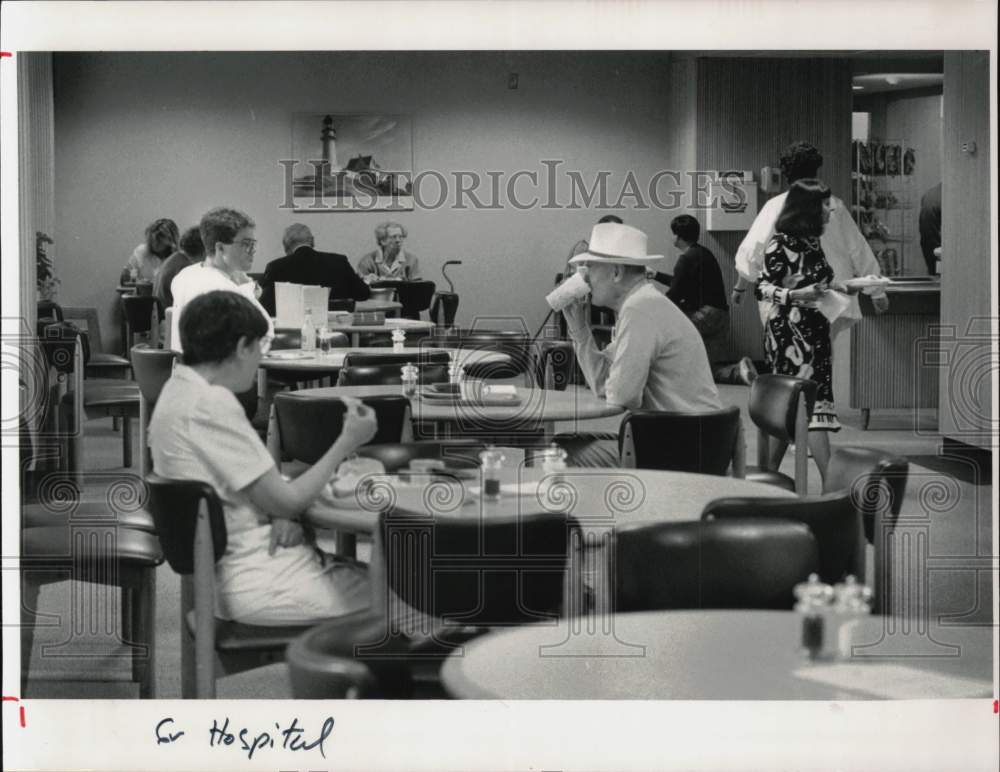 1991 Press Photo People eating lunch at the Greenwich Hospital cafeteria- Historic Images