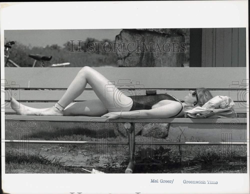 1988 Press Photo Andrea Lehmann relaxes as she waits for friend, Greenwich Point- Historic Images