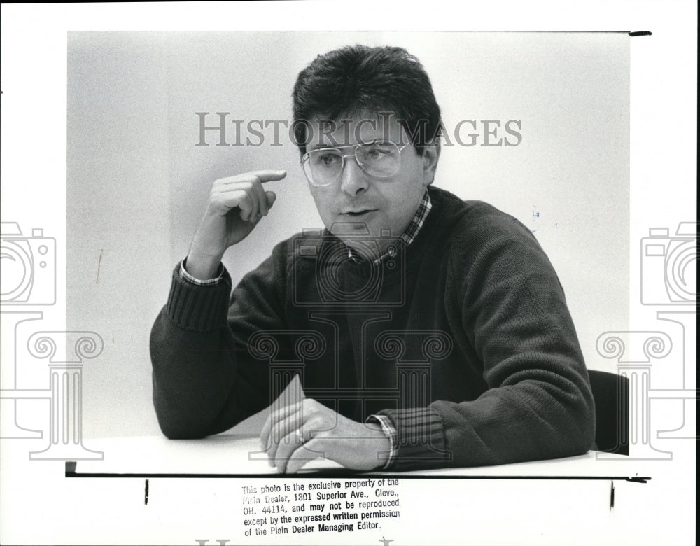 1988 Press Photo Howard J. Blumenthal Syndicated Columnist- Historic Images