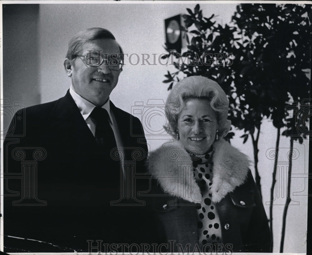 1975 Press Photo Sally Bennett with- Historic Images