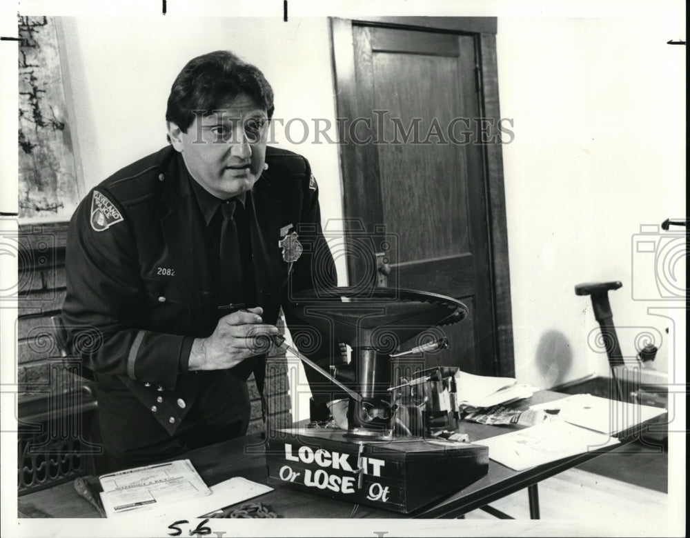 1988 Press Photo  Officer Paul Bellitto Cleveland police Department, Anti Theft - Historic Images