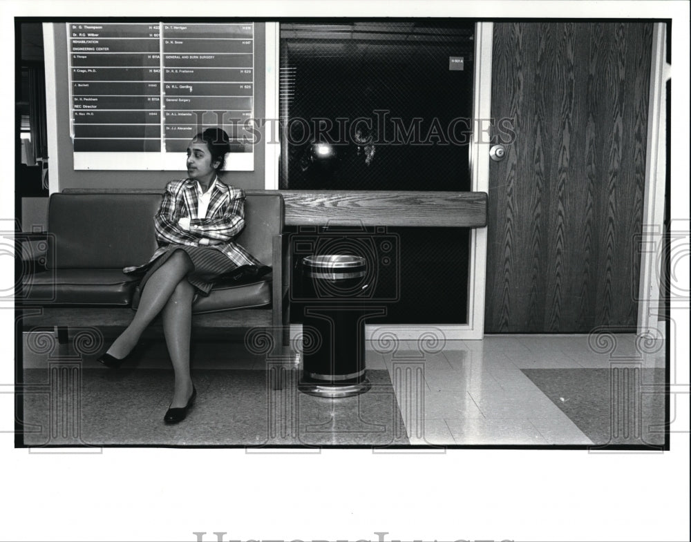 1987 Press Photo Dr. Elizabeth Balrat sits outside Conference room Coroner - Historic Images