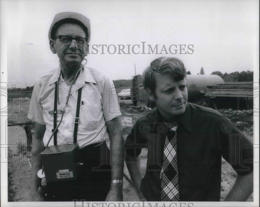 1973 Press Photo James M. Barnett inspectors  Oil and Gas at Ohio State.- Historic Images