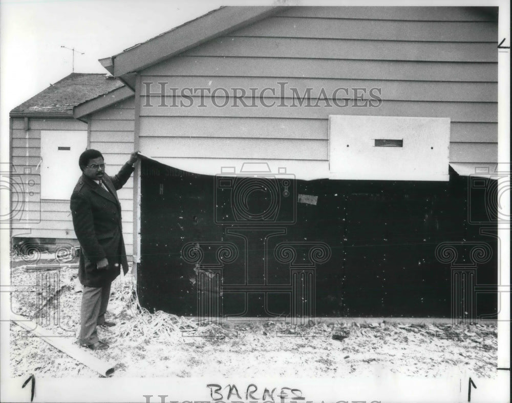 1989 Press Photo Councilman Barnes and missing house siding  - Historic Images