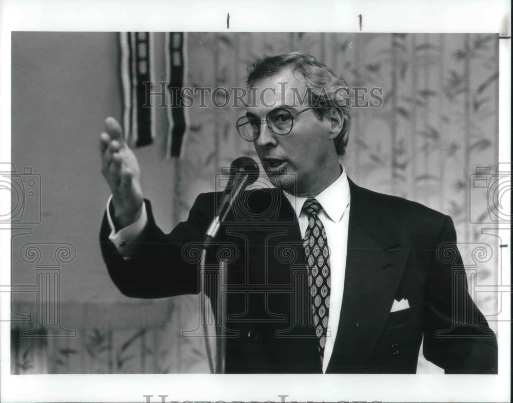 1991 Press Photo Mr. Barnard, Manager of Weingarten Mutual Fund- Historic Images