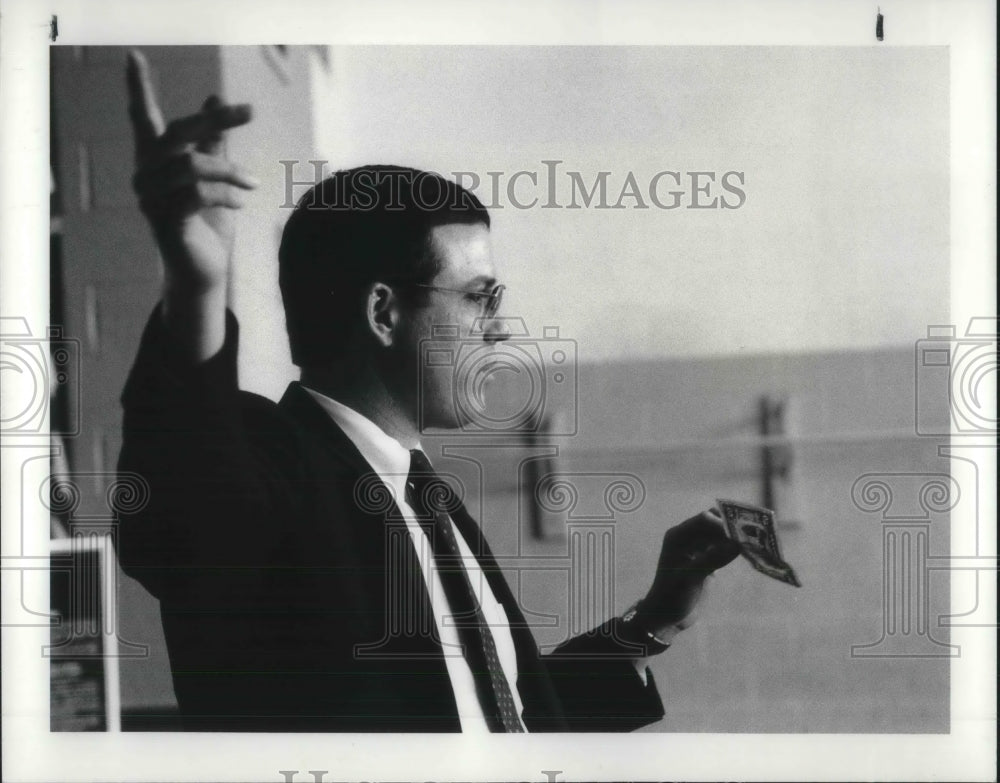 1986 Press Photo Sands Elem school, Chagrin Falls, Secret Service agt GD Adams- Historic Images