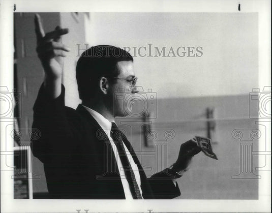 1986 Press Photo Sands Elem school, Chagrin Falls, Secret Service agt GD Adams- Historic Images