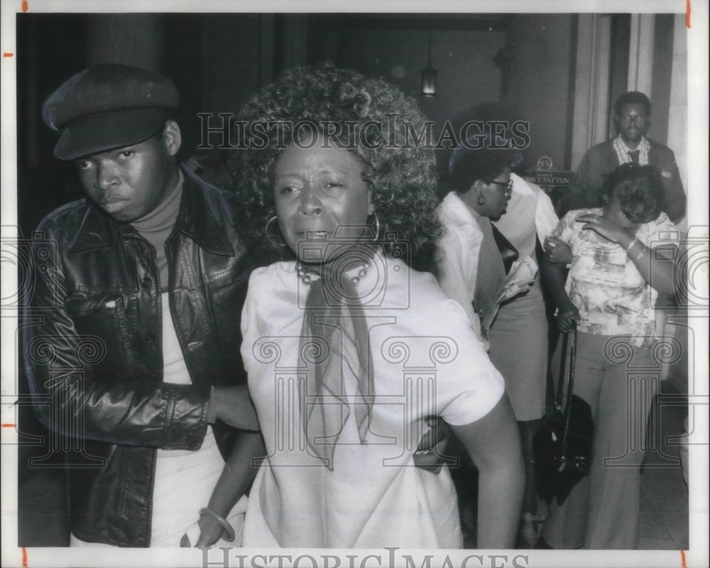 1975 Press Photo David Browne, helps his mother Gloria J. Adams from Courtroom- Historic Images