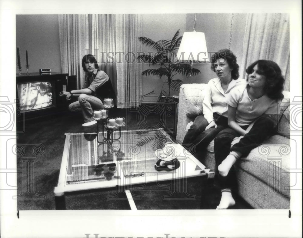 1985 Press Photo Mary Anne Addleman, Darrell and Debra at home- Historic Images