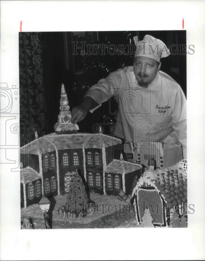 1985 Press Photo Chef Kirby Bainter &amp; Xmas display at Bond Court lobby- Historic Images