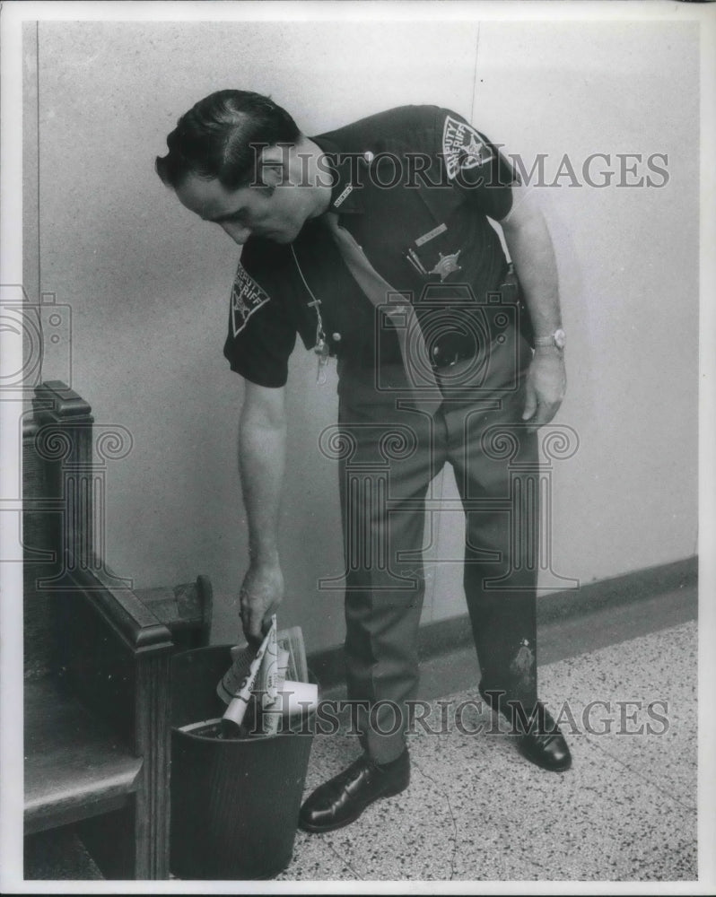 1970 Press Photo Deputy Don Atwood Outside Judge George White Courtroom- Historic Images