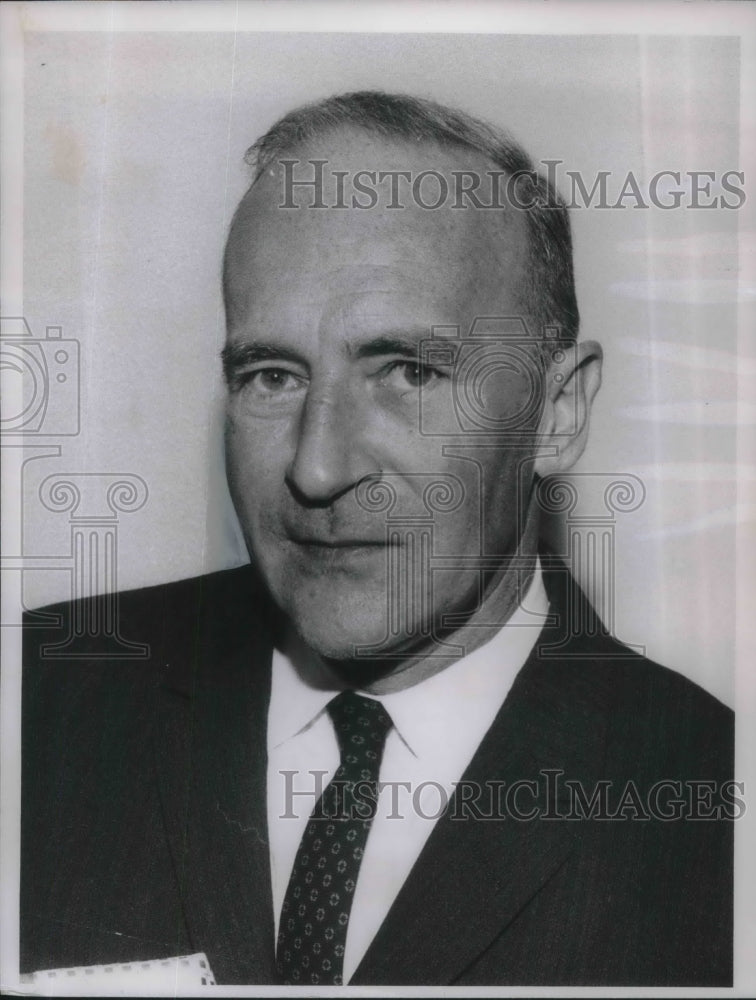 1961 Press Photo Russell E. Ake retiring from US Attorney office of Ohio- Historic Images