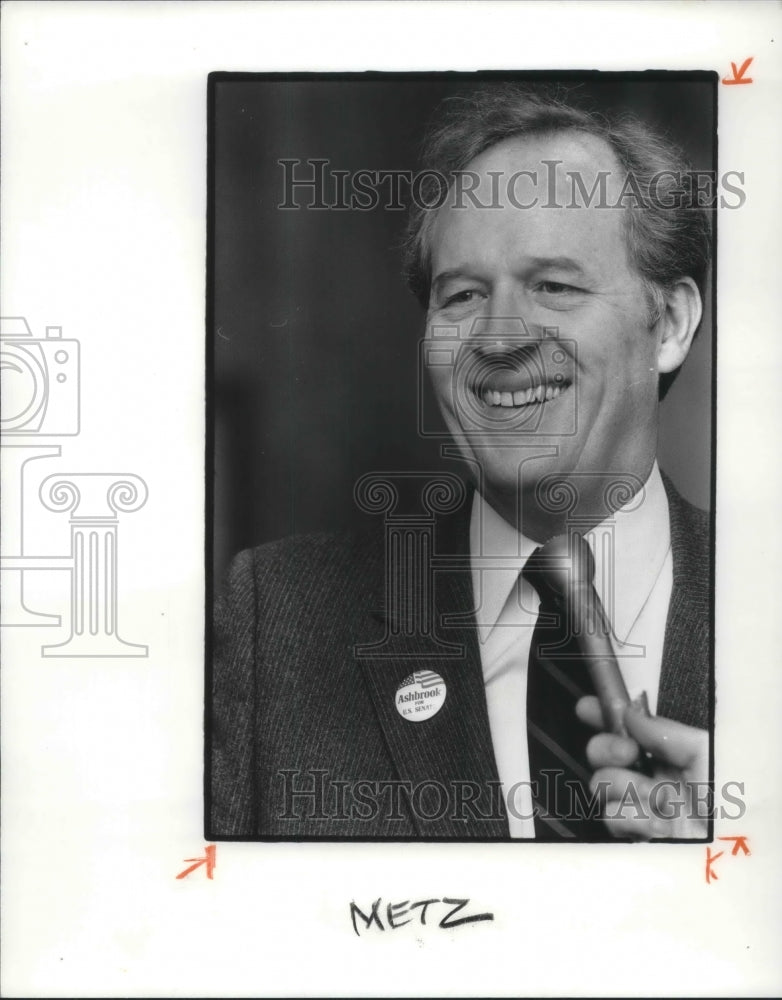 1992 Press Photo John M. Ashbrook while giving a speech- Historic Images