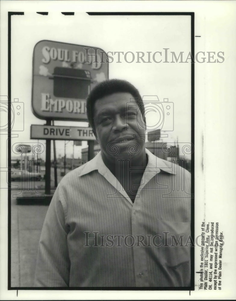 1988 Press Photo Former Pete Brown Burger King Franchise owner sue company- Historic Images