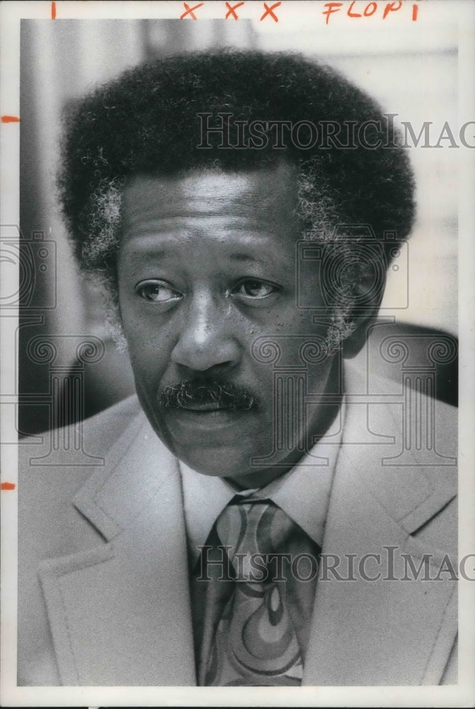 1975 Press Photo Earl C. Brown, Dir. of Amer. Arbitration Assn. - Historic Images