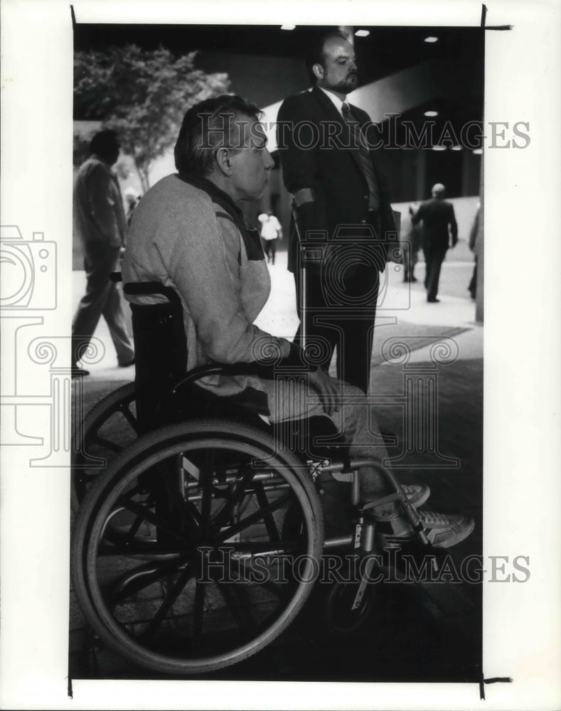 1990 Press Photo Steve Savron and Keith Brooks at conference at Justice Center- Historic Images