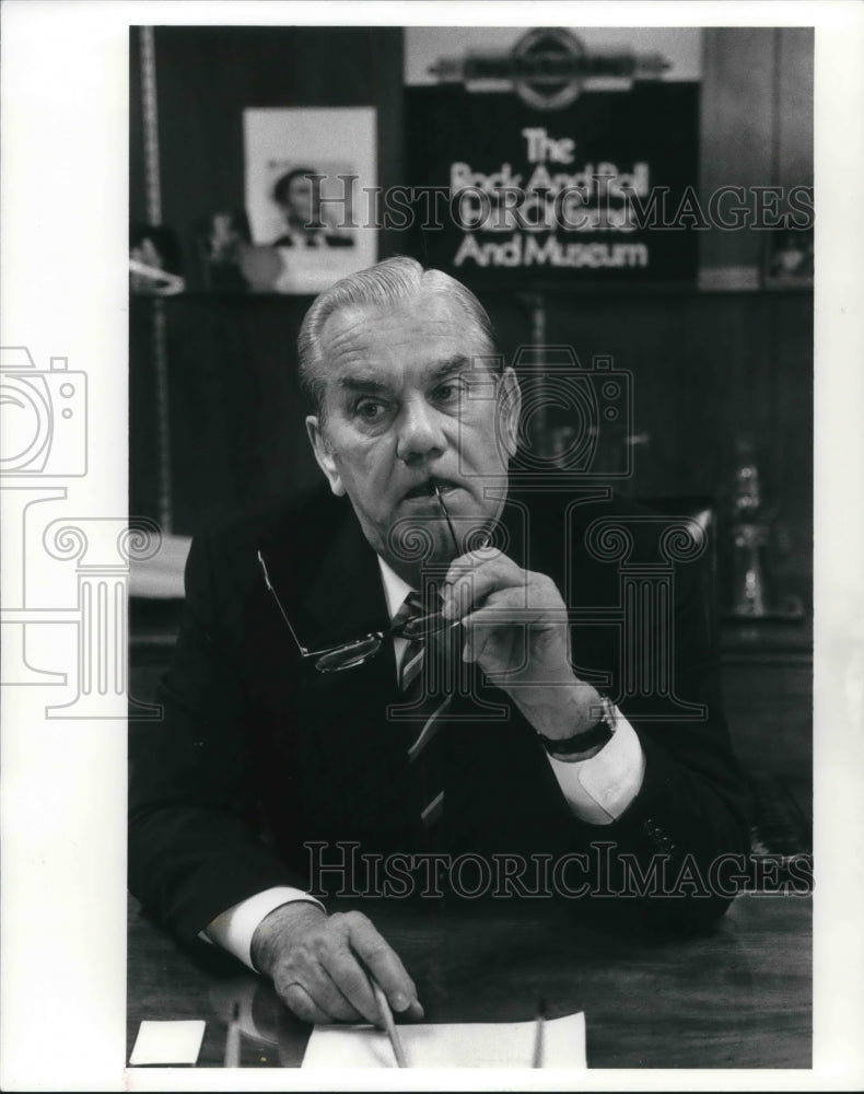 1989 Press Photo Robert R. Broadbent retires- Historic Images