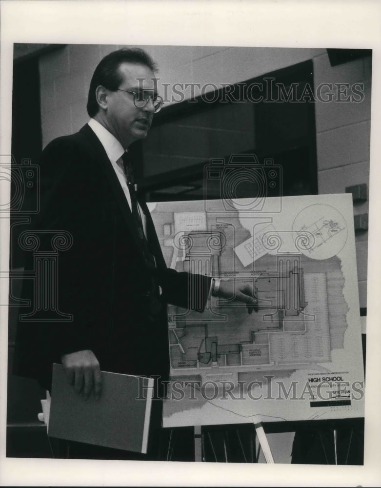 1992 Press Photo Raymond Bordwell architect unveils plans for new High School- Historic Images