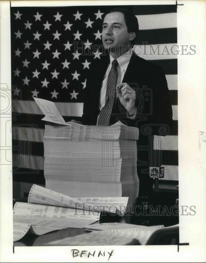 1990 Press Photo Clerk of Courts Benny Bonanno discuss Parking Ordinance- Historic Images