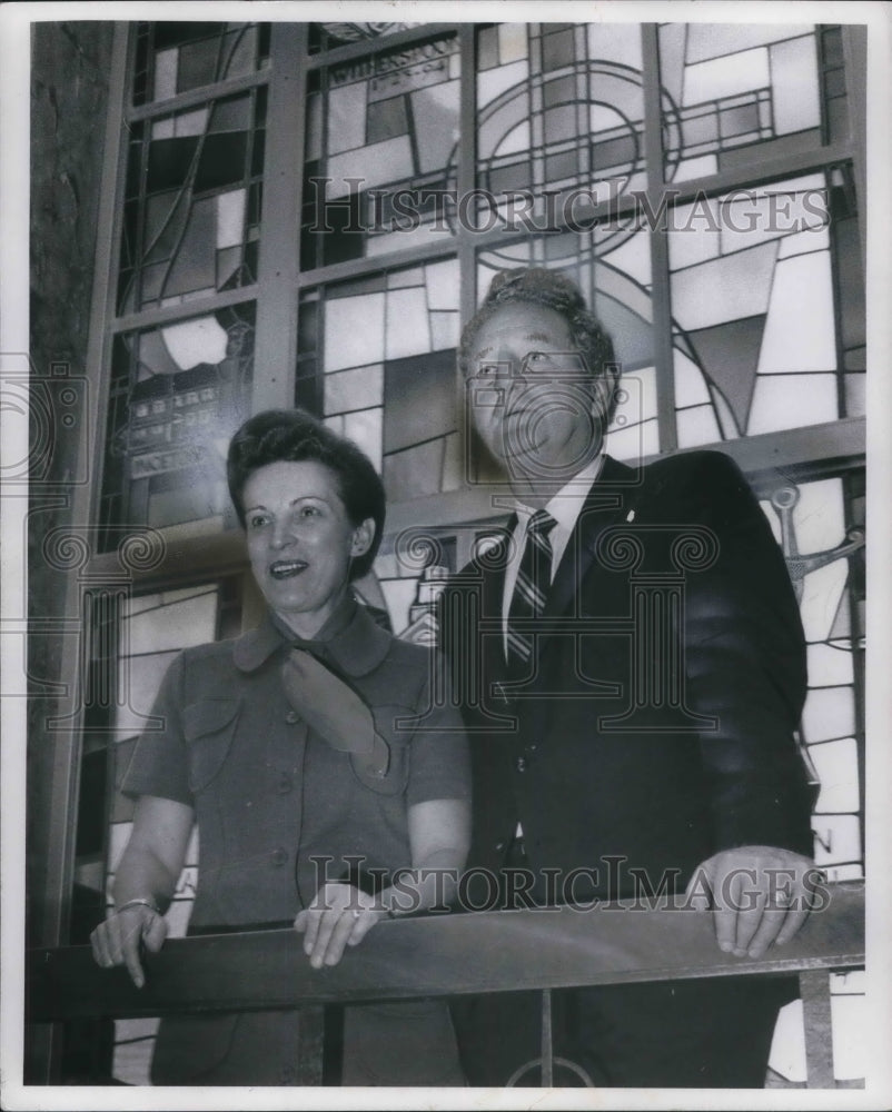 1970 Press Photo Dr. Lewis Raymond and former secretary Janet Bonam- Historic Images