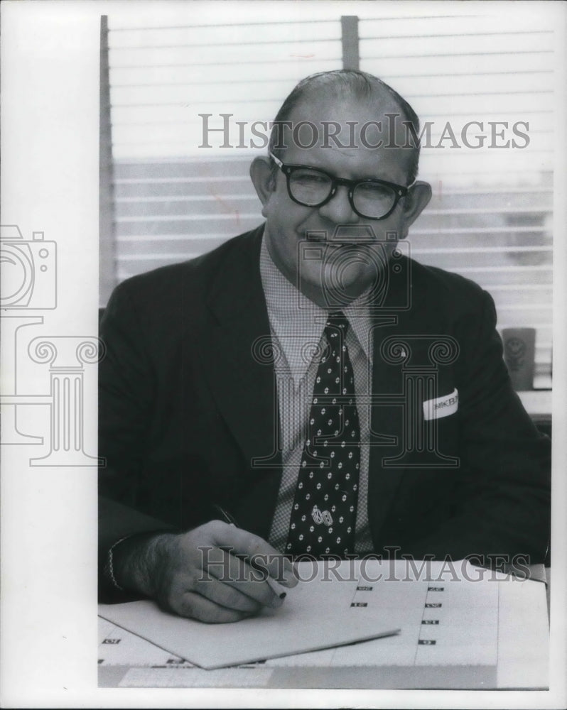 1974 Press Photo  Robert M. Bowman speaker against Star Wars City Club- Historic Images