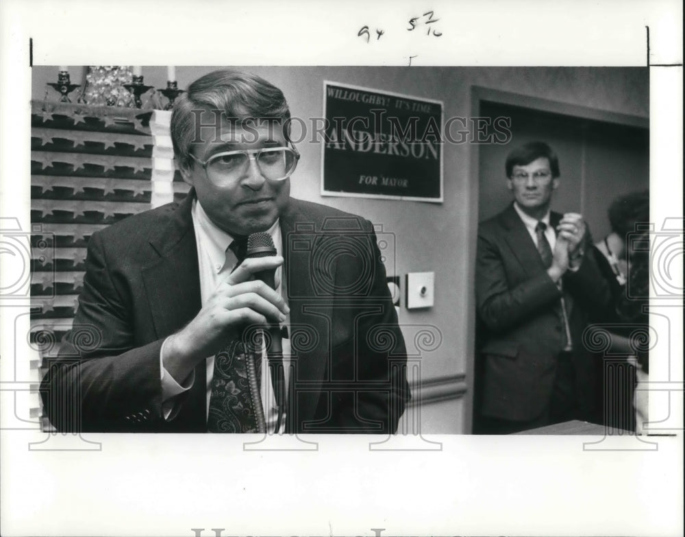 1991 Press Photo David Anderson thanks his campaign workers for the win- Historic Images