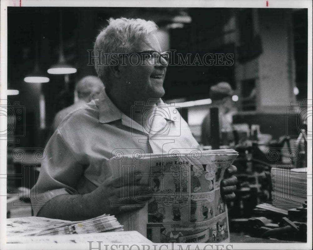 1969 Press Photo Paul Borchert Available Bachelor Mailer Room - Historic Images