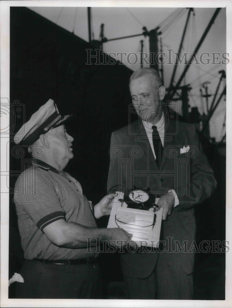 1962 Press Photo Capt. William Callis get award for being 1st ship of season- Historic Images