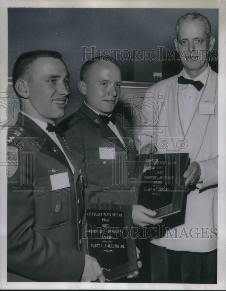 1960 Press Photo ROTC cadets Lawrence Beaudin &amp; David Grigsby get PD award- Historic Images