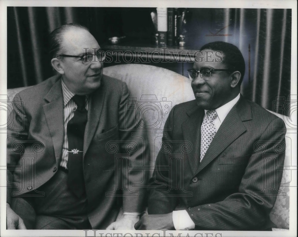 1973 Press Photo Willis Winn, Federal Reserve Board and with Andrew Brimmer- Historic Images