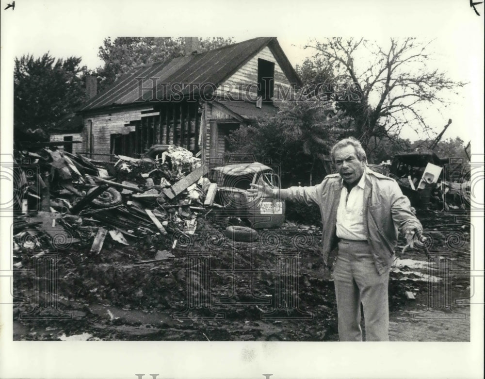 1985 Press Photo Dave Brunswivk in front of a wrecked house- Historic Images