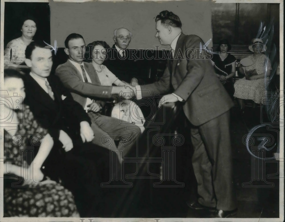 1931 Press Photo Bender Shaking Hands With Jury- Historic Images