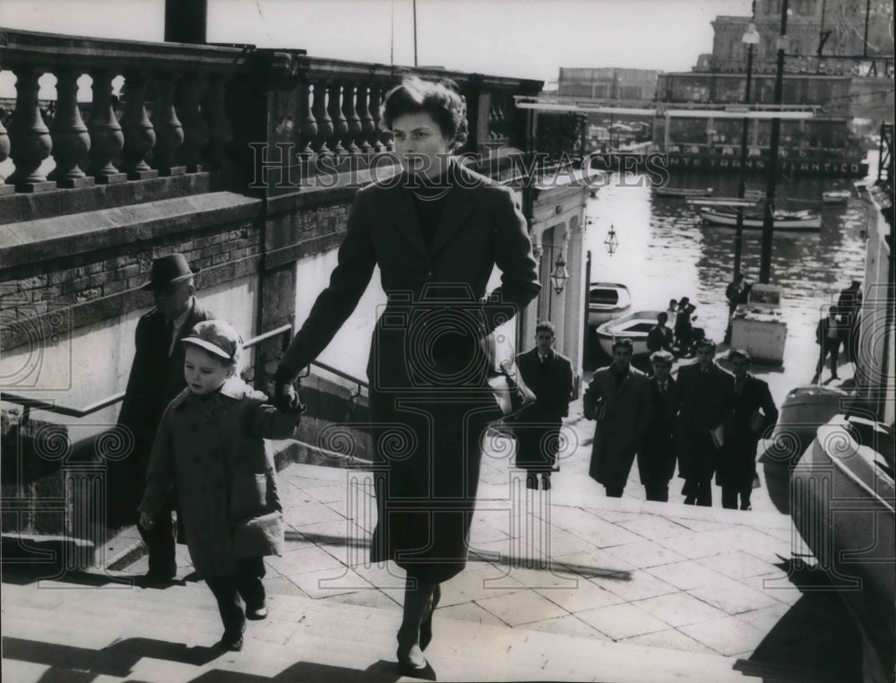 1954 Press Photo Actress Ingrid Bergman enjoying walk w/ son Roberto - Historic Images