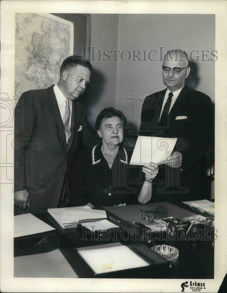 1958 Press Photo Kenneth Nash and Kenneth J. Sims with  Frances P. Bolton- Historic Images