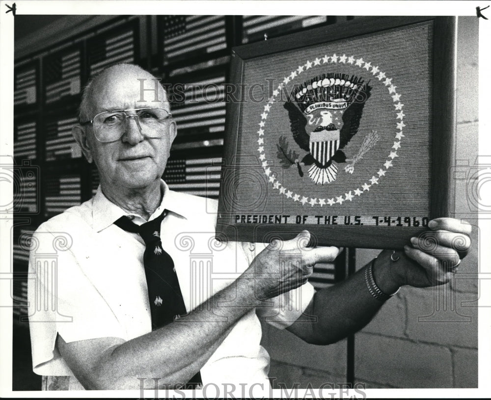 1986 Press Photo Clement E Anderson showing of Seal of the US President- Historic Images