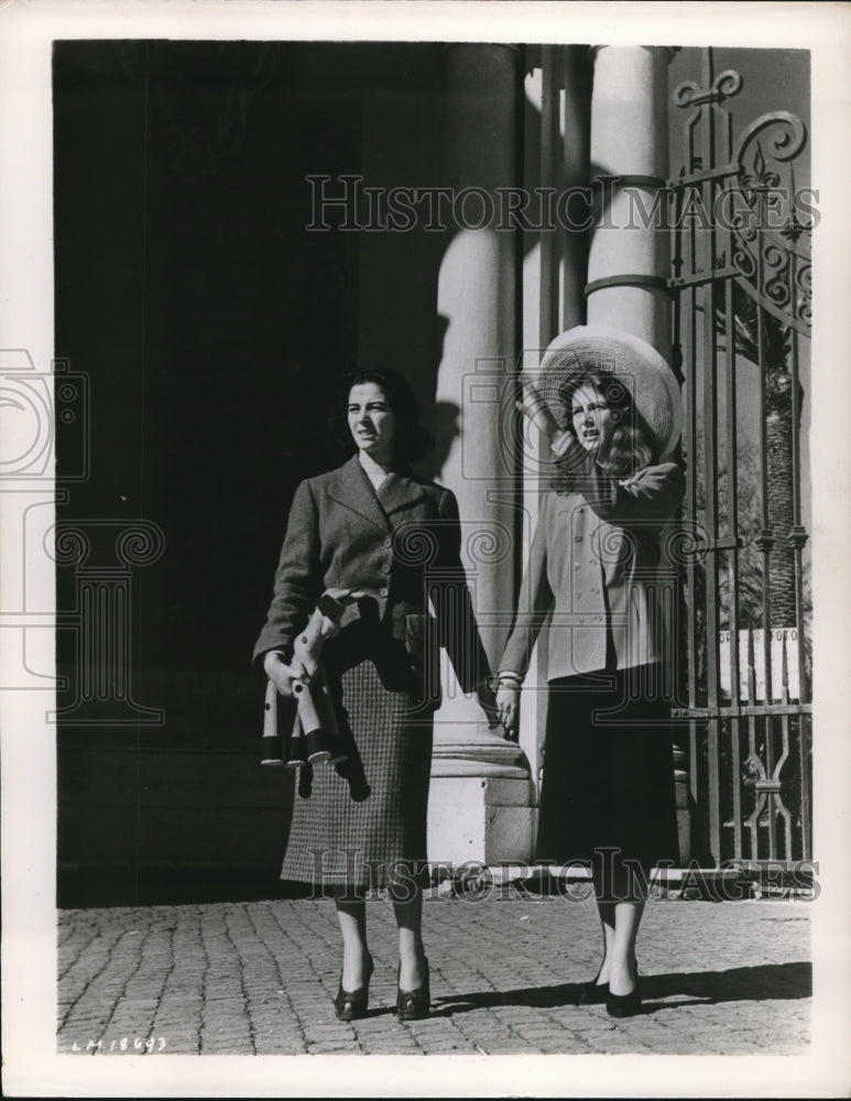 1951 Press Photo Pier Angeli With Twin Sister Maria Luisa- Historic Images