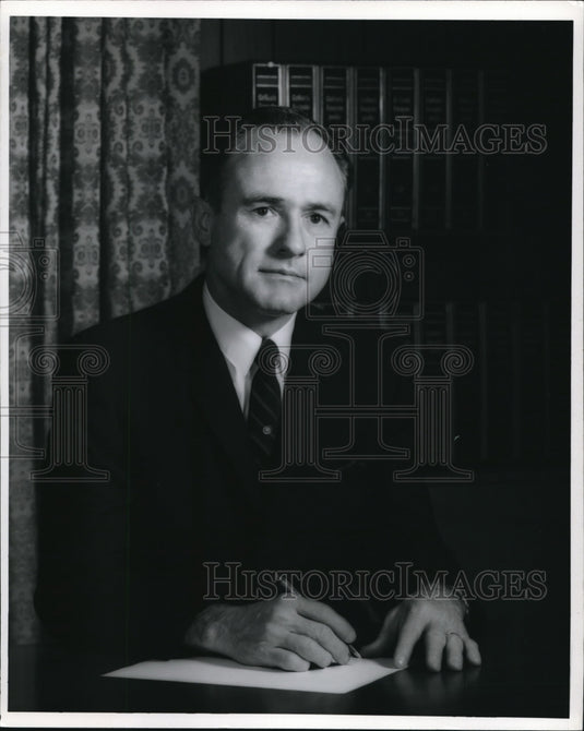 1971 Press Photo Walter F Beran Of Ernst & Ernst- Historic Images
