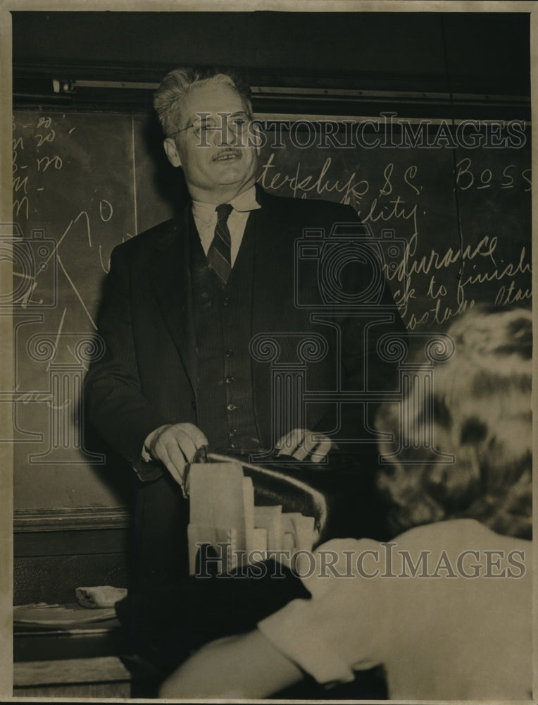 1945 Press Photo Albert Bittiboker Pathfinder Teacher Lincoln HIgh - Historic Images