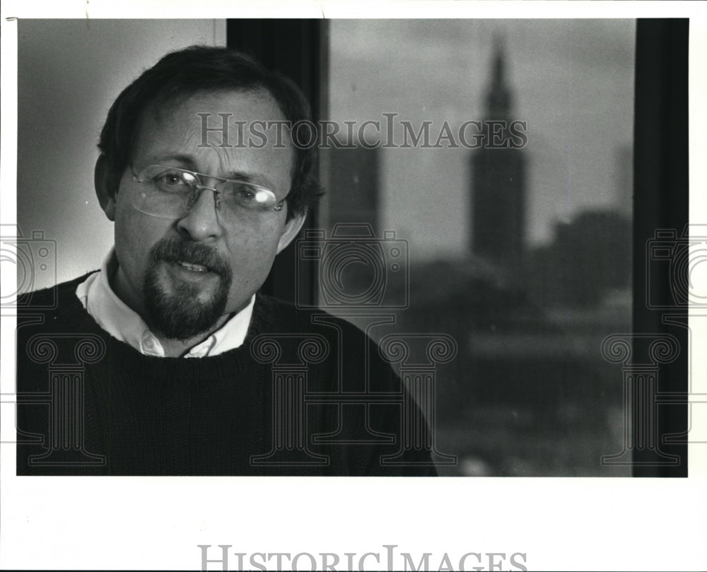 1990 Press Photo Author Neal Chandler in his office at Cleveland State Universit- Historic Images