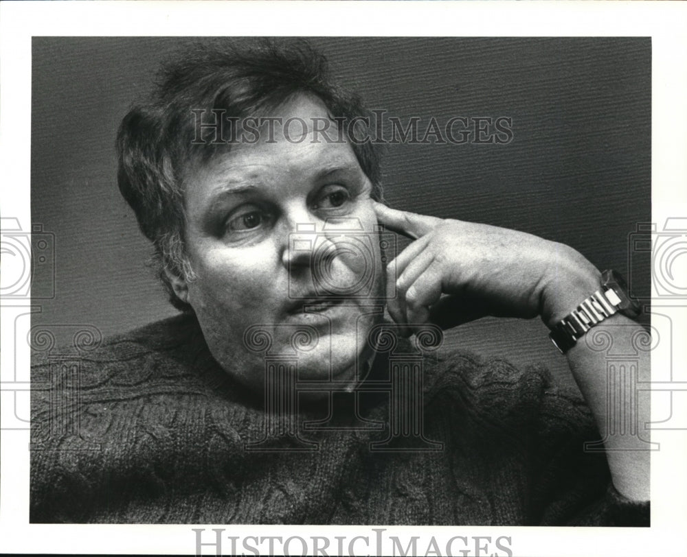 1986 Press Photo Author David Leon Chandler Discusses Book- Historic Images