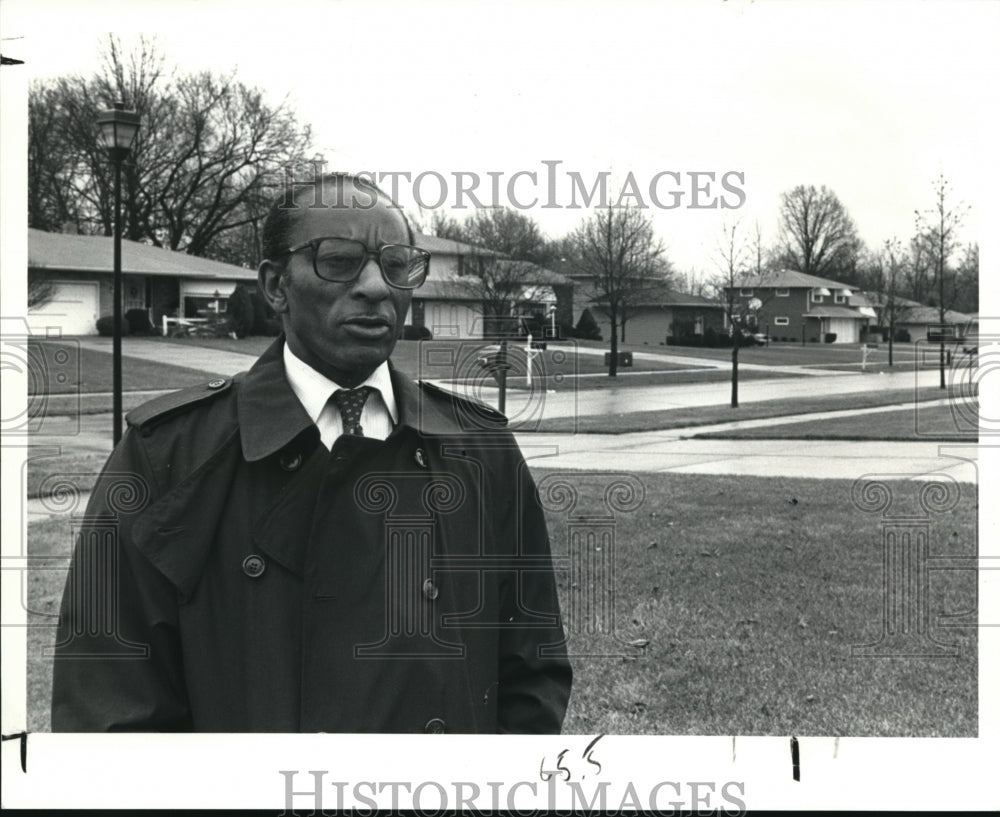 1990 Press Photo David Carr Akron relator of the year. - Historic Images