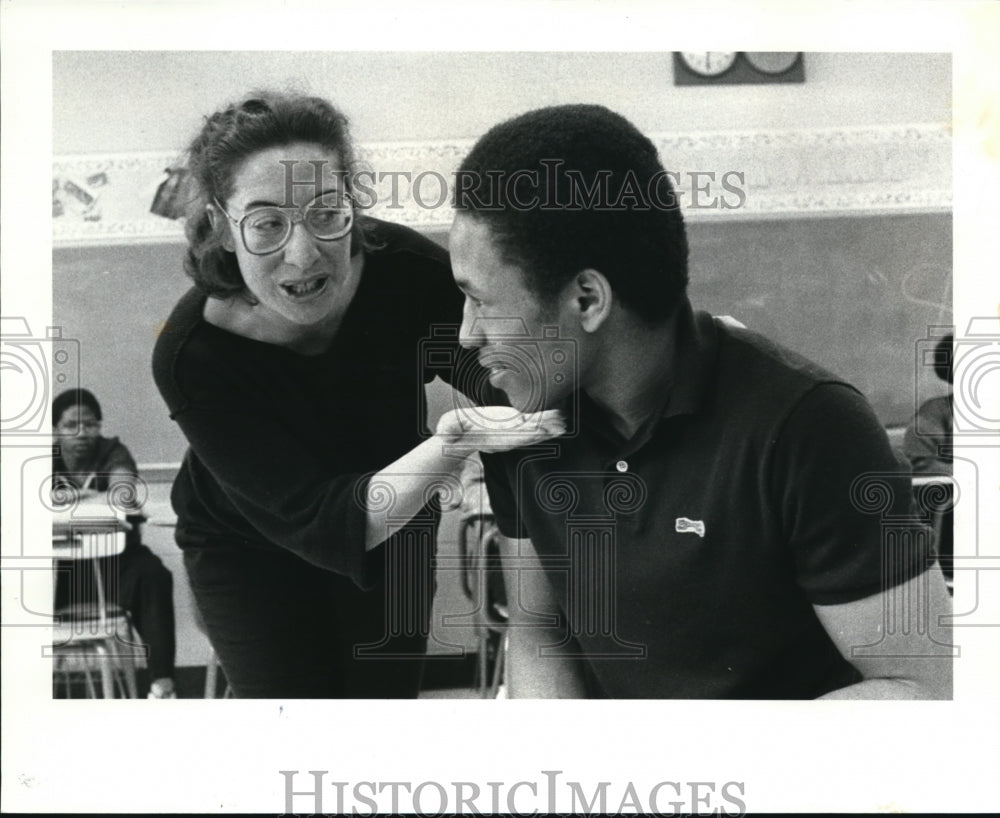 1984 Press Photo Gale Fury Childs and Ernest Johnson Sherbert Shakespeare class- Historic Images