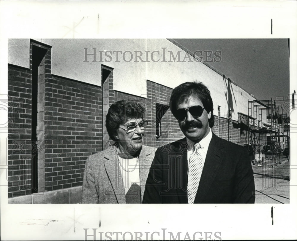 1986 Press Photo Mrs Betty Carran and Roger Carran Own Property on Clair Avenue- Historic Images