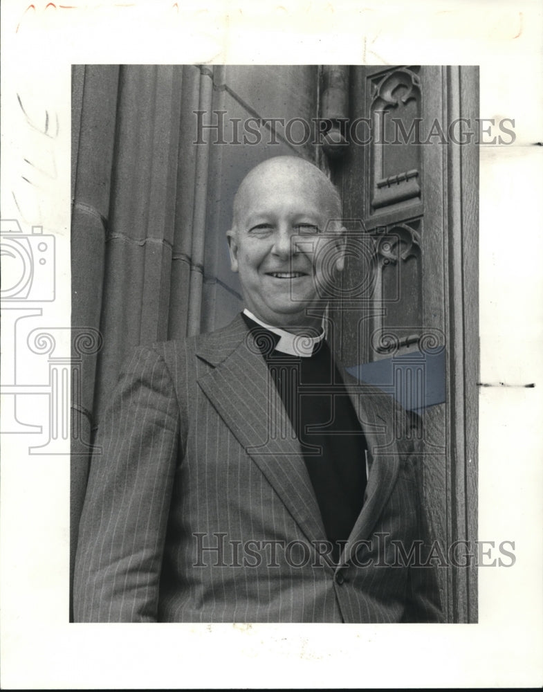 1984 Press Photo Episcopal Bishop John H. Burt at door of Trinity Cathedral - Historic Images